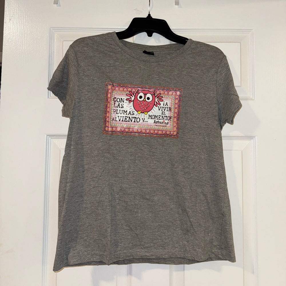 Les Camisetes Junior Gray T-Shirt with Owl Design Con Las Plumas - Size L 🩶